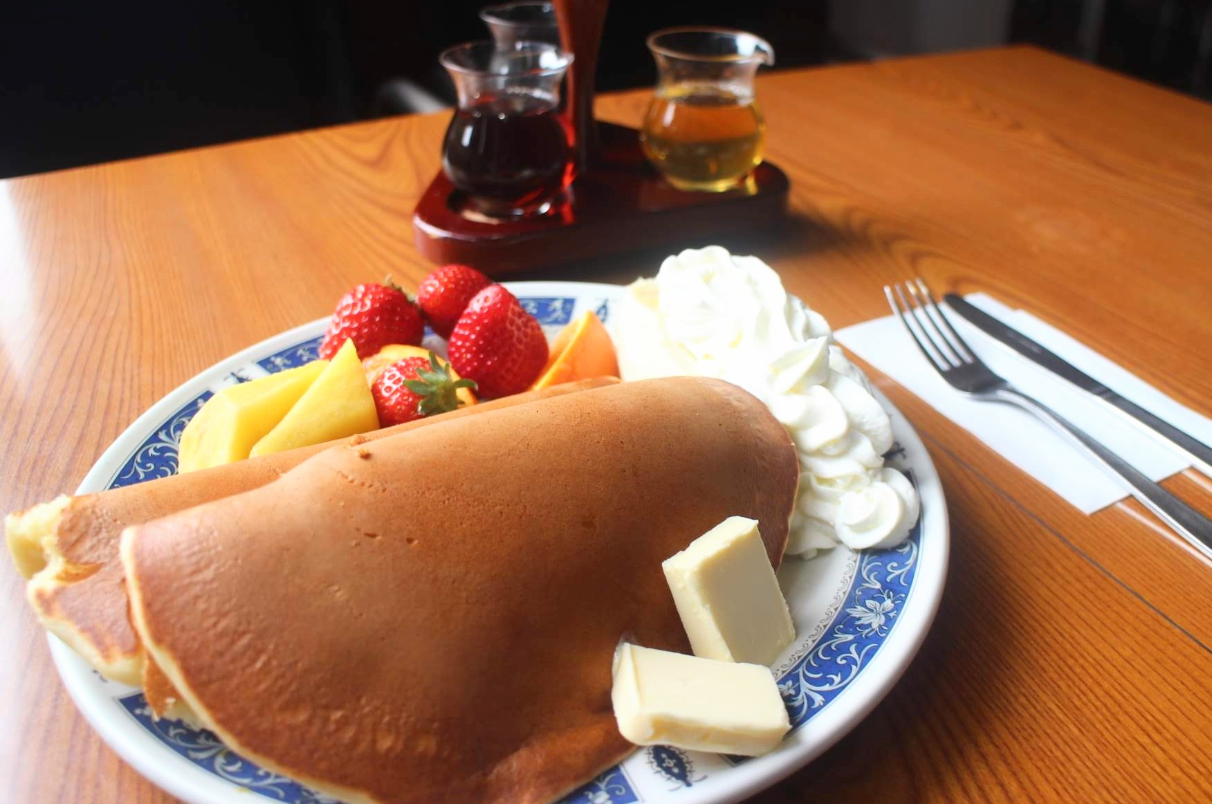 【築地市場】これは食べたい♡昭和レトロな純喫茶「コリトン 朝日店」の魅惑のフルーツパンケーキ♡