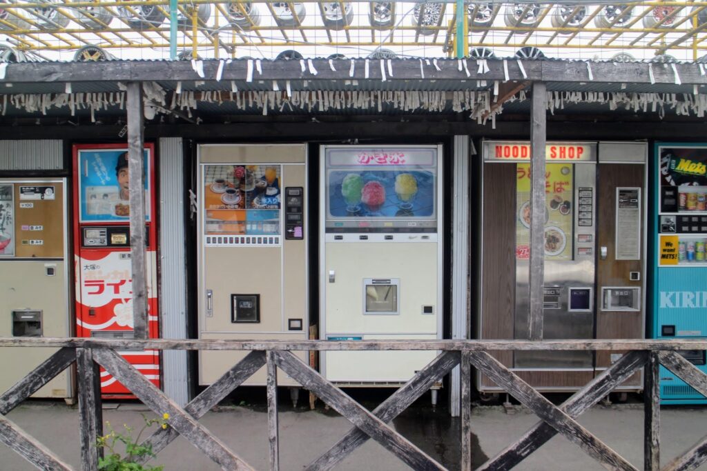 昭和レトロ研究所　レトロ自販機の聖地「中古タイヤ市場相模原店」
